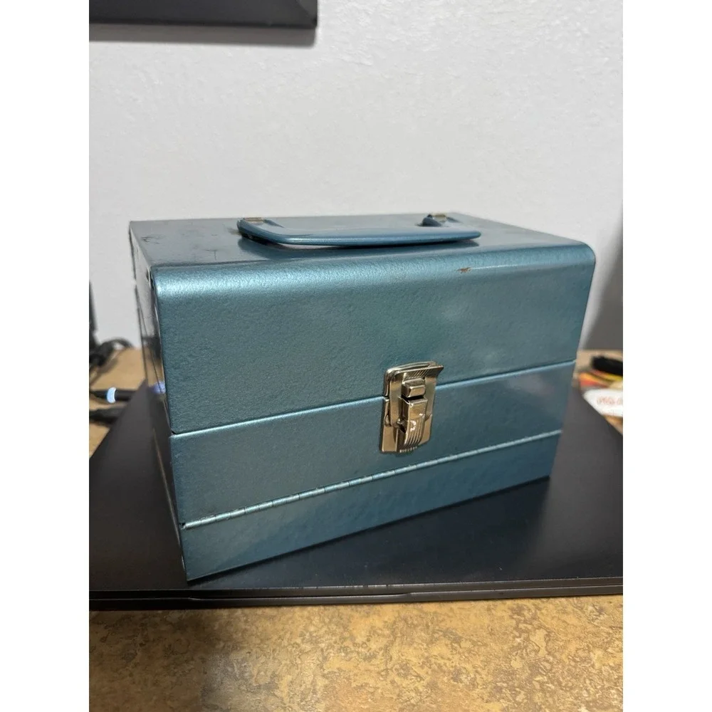 The Unbranded Brand vintage carry